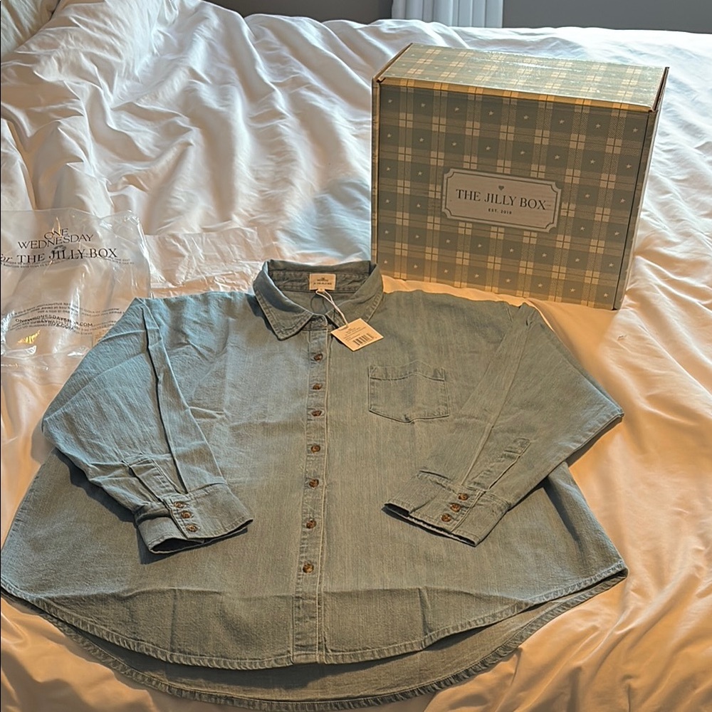One Wednesday for The Jilly Box “The Chambray Button Up” Summer 2025